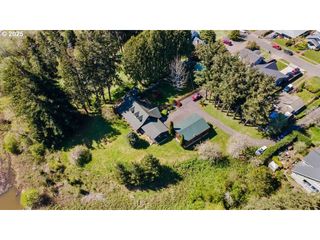 527 W 4TH St, Coquille, OR 97423