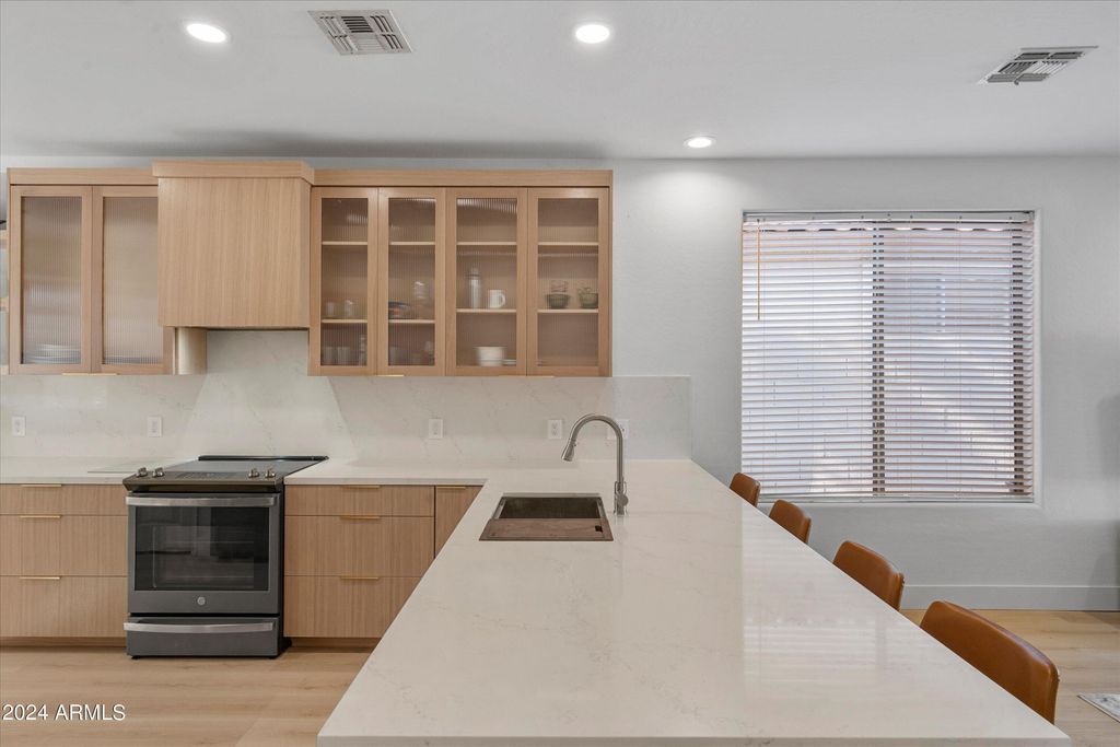 1084 E SUSAN Lane, Tempe, AZ 85288