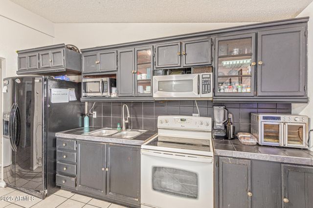 6718 W CATALINA Drive, Phoenix, AZ 85033