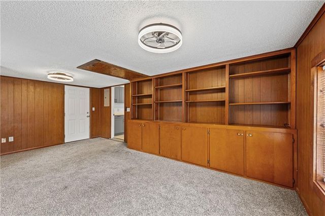 912 VEST Drive, Warrensburg, MO 64093