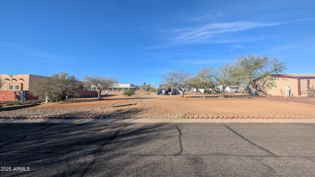 Image 5 of property listing at 30654 SUN RIDER Way 101, Congress, AZ 85332
