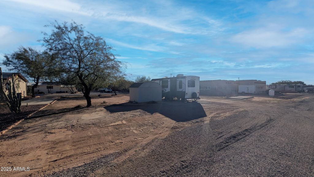 Image 8 of property listing at 30654 SUN RIDER Way 101, Congress, AZ 85332