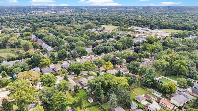 130 S Milton Avenue, Glen Ellyn, IL 60137
