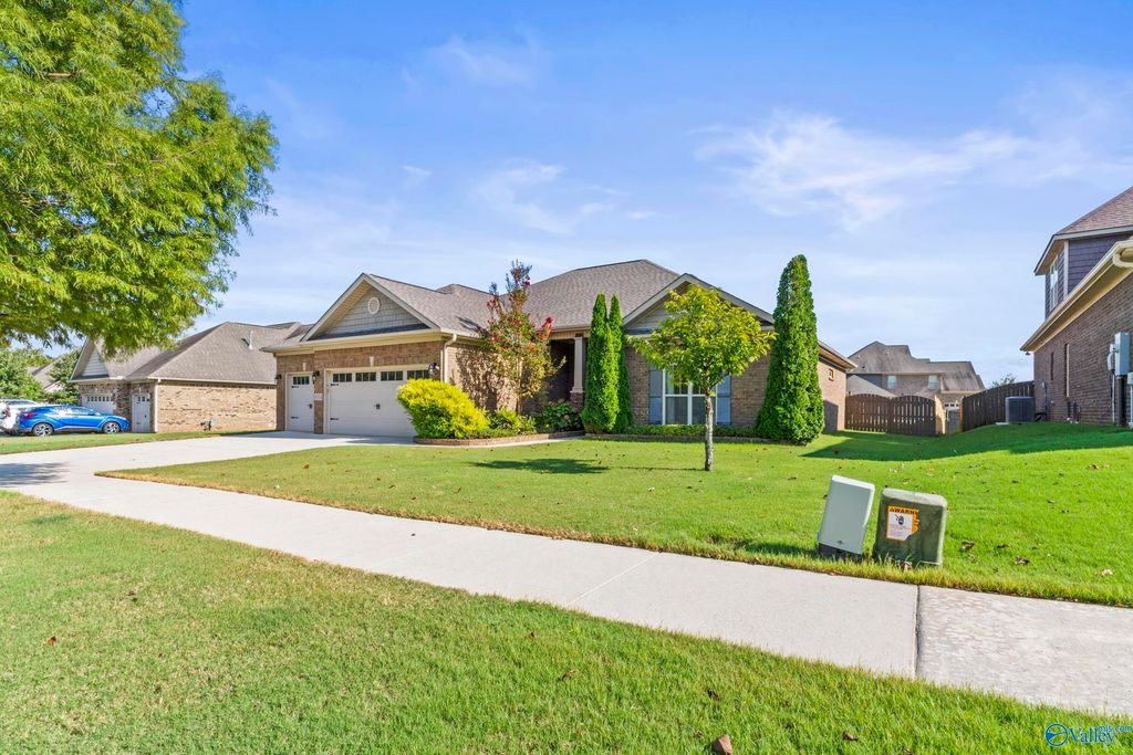 4554 Blairmont Drive SE, Owens Cross Roads, AL 35763