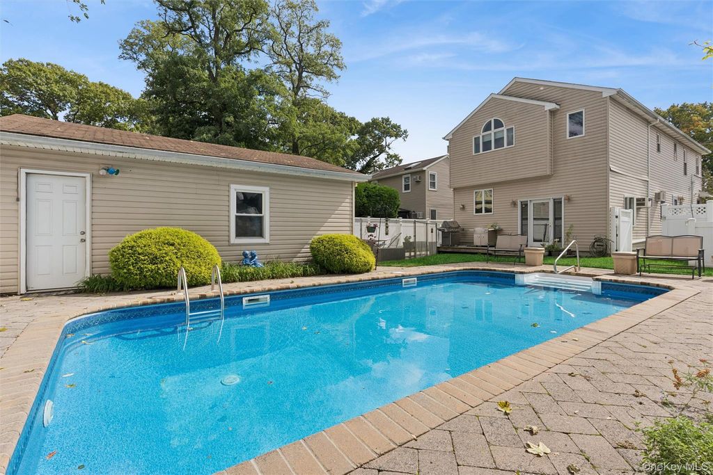 122 Commonwealth Avenue, Merrick, NY 11566 — photo 2