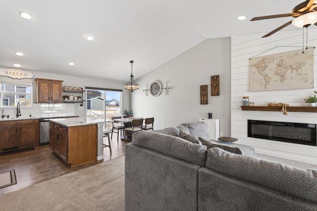 922 Mulberry Avenue NE, Montgomery, MN 56069