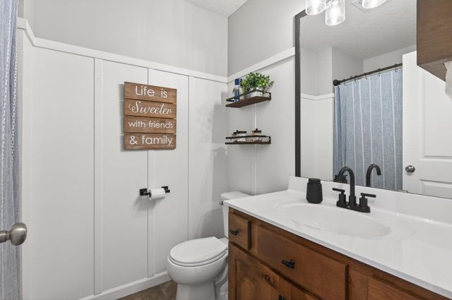 922 Mulberry Avenue NE, Montgomery, MN 56069