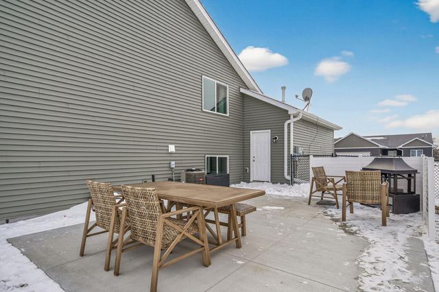 922 Mulberry Avenue NE, Montgomery, MN 56069