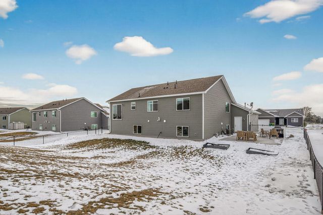 922 Mulberry Avenue NE, Montgomery, MN 56069