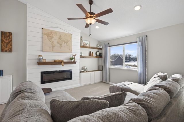 922 Mulberry Avenue NE, Montgomery, MN 56069