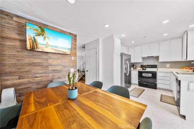 2921 S Sycamore St E, Santa Ana, CA 92707