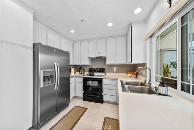 2921 S Sycamore St E, Santa Ana, CA 92707