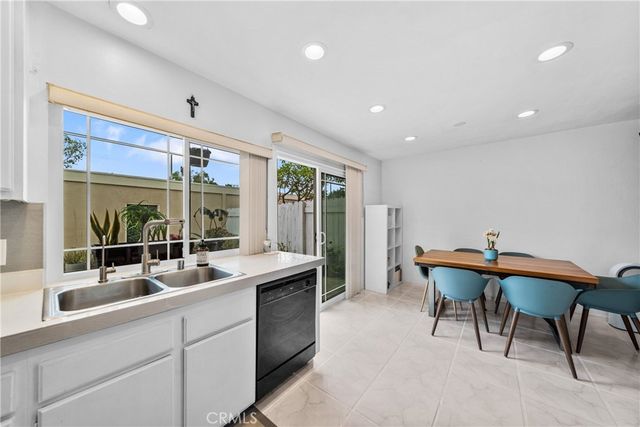 2921 S Sycamore St E, Santa Ana, CA 92707