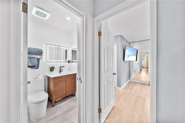 2921 S Sycamore St E, Santa Ana, CA 92707