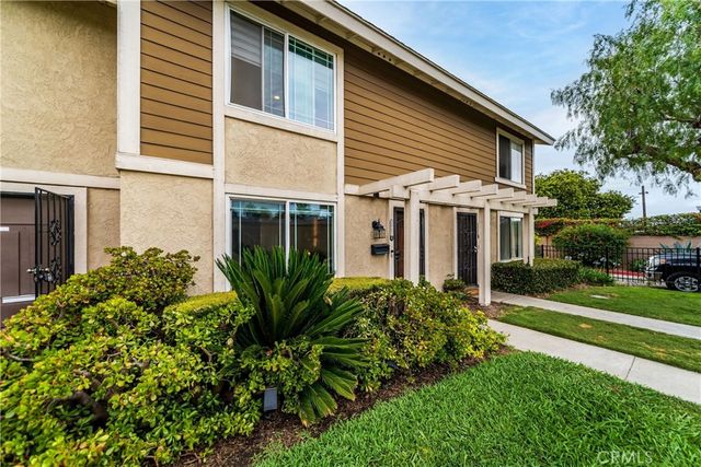 2921 S Sycamore St E, Santa Ana, CA 92707