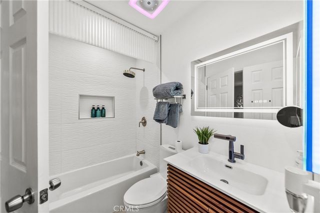 2921 S Sycamore St E, Santa Ana, CA 92707