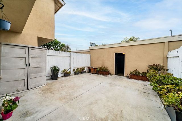 2921 S Sycamore St E, Santa Ana, CA 92707