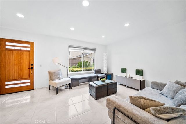 2921 S Sycamore St E, Santa Ana, CA 92707
