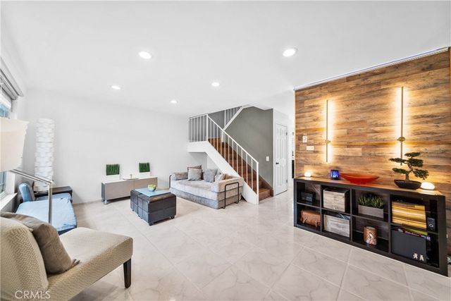 2921 S Sycamore St E, Santa Ana, CA 92707