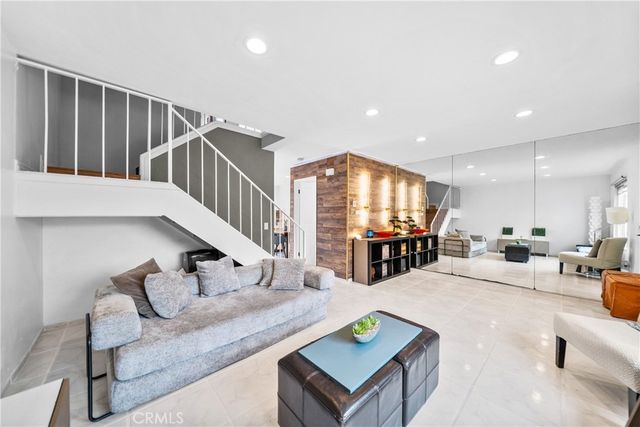 2921 S Sycamore St E, Santa Ana, CA 92707