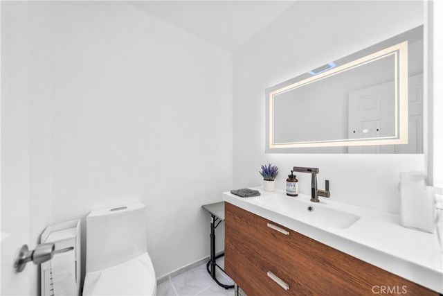 2921 S Sycamore St E, Santa Ana, CA 92707
