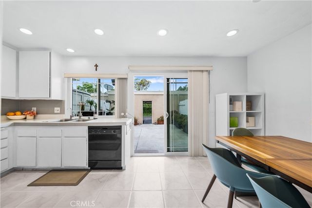 2921 S Sycamore St E, Santa Ana, CA 92707
