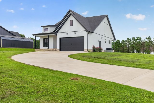 28 Harding Rd, Leoma, TN 38468