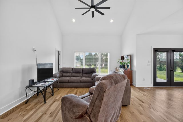 28 Harding Rd, Leoma, TN 38468
