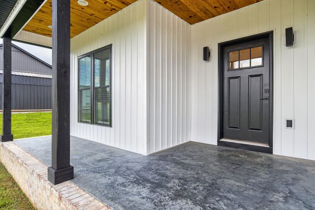 28 Harding Rd, Leoma, TN 38468