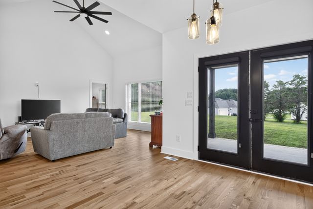 28 Harding Rd, Leoma, TN 38468