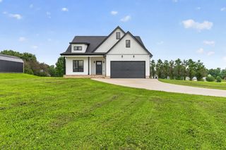 28 Harding Rd, Leoma, TN 38468
