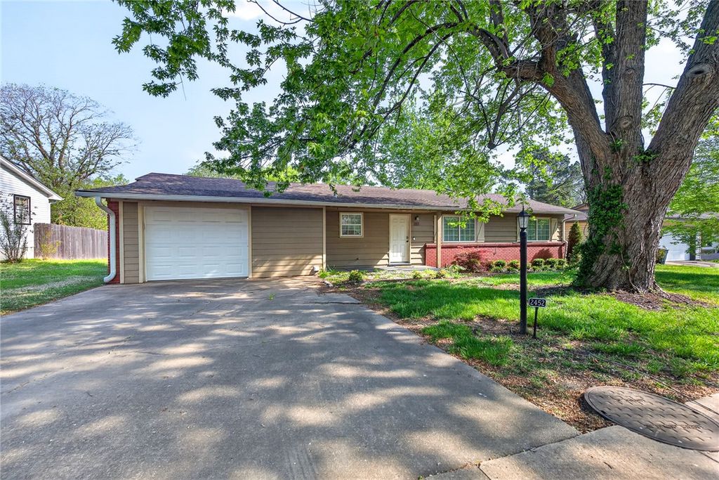 2452 Valley Drive, Fayetteville, AR 72703