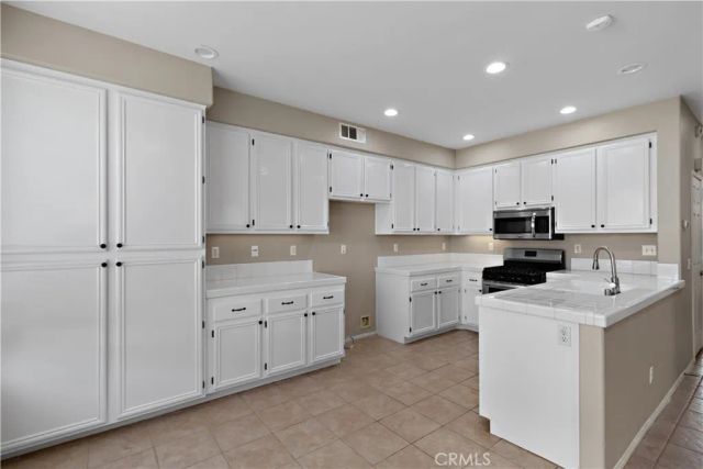 255 Roxanne Lane, Corona, CA 92882