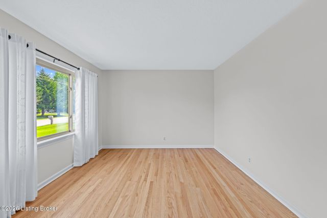 8110 Florist Rd, Louisville, KY 40228