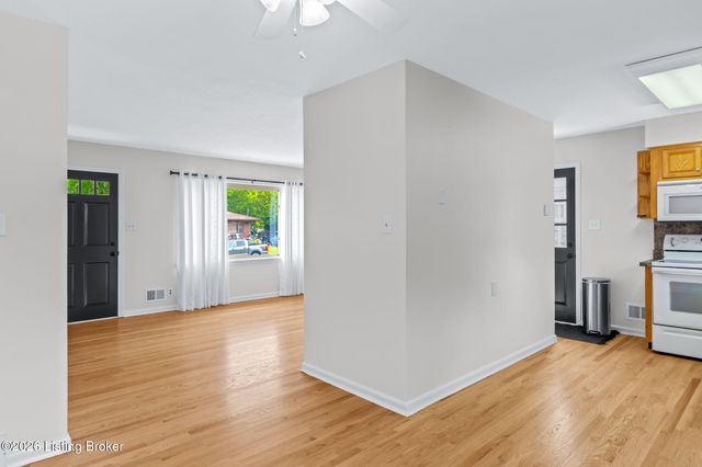 8110 Florist Rd, Louisville, KY 40228