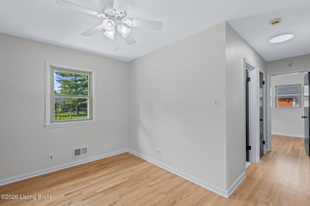 8110 Florist Rd, Louisville, KY 40228