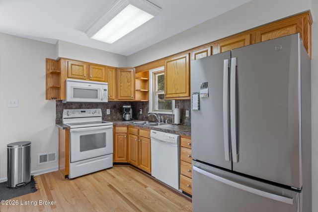 8110 Florist Rd, Louisville, KY 40228