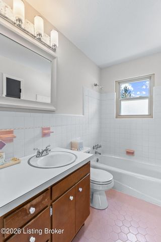 8110 Florist Rd, Louisville, KY 40228