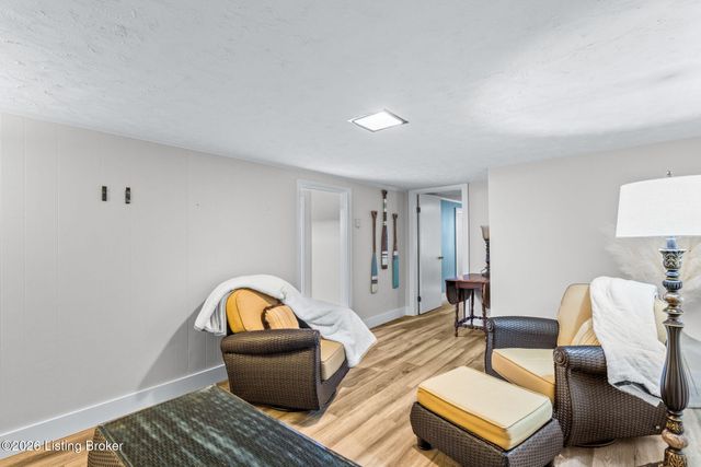 8110 Florist Rd, Louisville, KY 40228