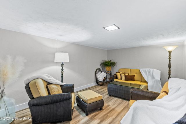 8110 Florist Rd, Louisville, KY 40228