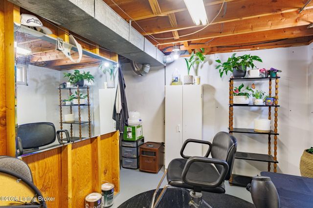 8110 Florist Rd, Louisville, KY 40228