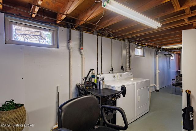 8110 Florist Rd, Louisville, KY 40228