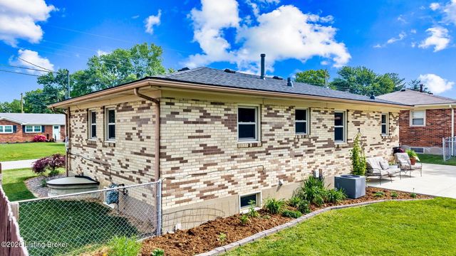 8110 Florist Rd, Louisville, KY 40228