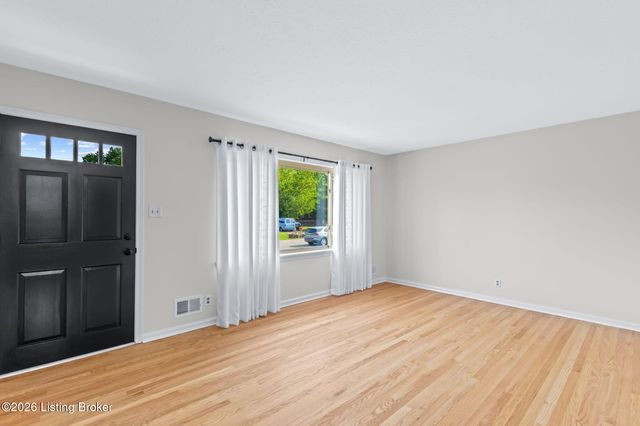 8110 Florist Rd, Louisville, KY 40228