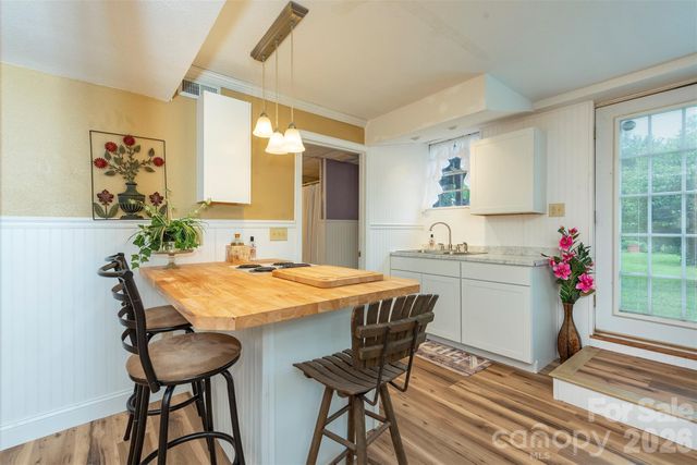 424 Lower Grassy Branch Road, Asheville, NC 28805
