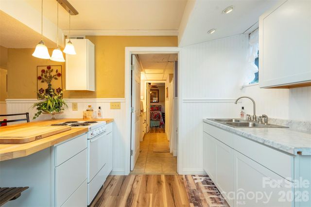 424 Lower Grassy Branch Road, Asheville, NC 28805