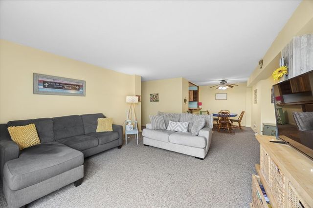 2211 S Stewart Avenue S 6D, Lombard, IL 60148