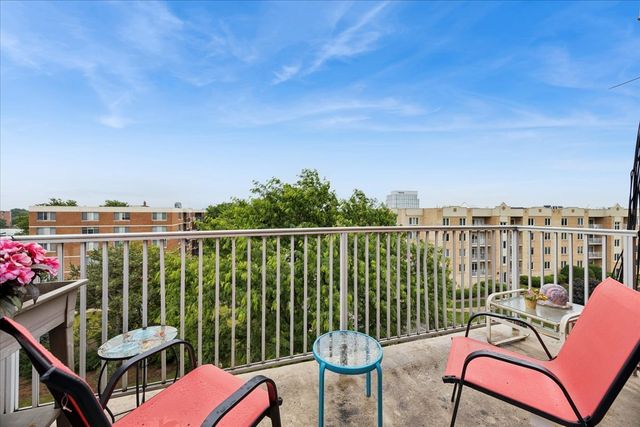 2211 S Stewart Avenue S 6D, Lombard, IL 60148