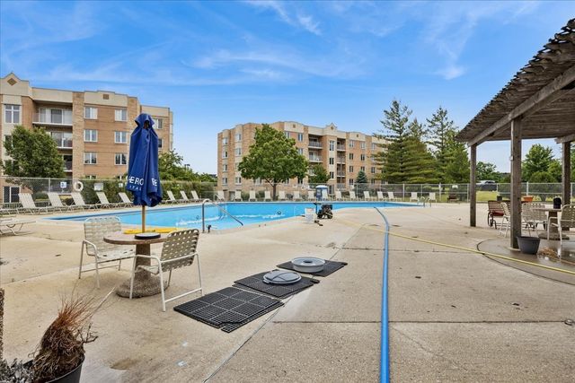 2211 S Stewart Avenue S 6D, Lombard, IL 60148