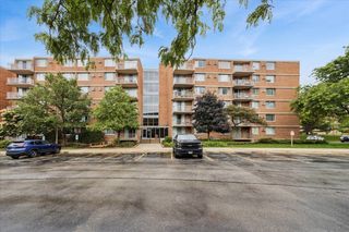 2211 S Stewart Avenue S 6D, Lombard, IL 60148